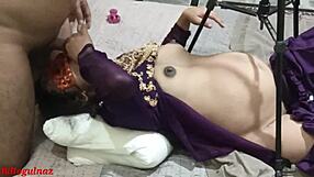 Indisk varm gravid stedsøster giver intens blowjob til stedsøster i ranch-setting.