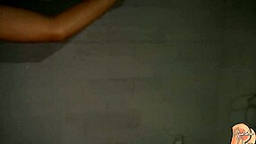 Puta submissa leva tapa rude e fist na bunda grande e buceta apertada molhada por pau monstro no cachorrinho humilhante