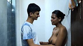 Je suis tellement excitée en regardant frère baiser hardcore sa demi-sœur et ses gros seins naturels