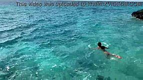 monika fox hintet om å strippe naken på turnébuss for et gratis havsvømm-eventyr