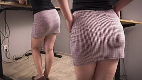In ufficio, una segretaria milf indossa la minigonna stretta che mostra le linee delle mutande mentre stuzzica il collega