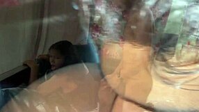 Becco la sorellastra in camera e la piego per pompatina doggy col mio cazzo grosso, poi riempio il suo culo grosso di creampie.