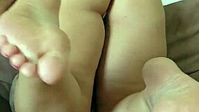 Quero esfregar meus pés no seu corpo até você relaxar