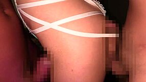 Hei, sjekk denne super våte japanske tenåringen 18+ hore med store pupper og barbert fitte som blir knullet hardt i hjemmelaget action!