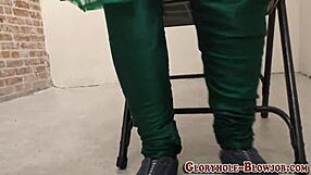 ムスリムスラットが巨大黒人チンポを跪いて崇拝、グローホールでフェラチオ奉仕