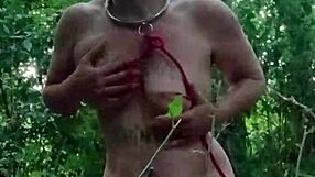 Francouzská milf otrokyně spoutaná v poutách masturbuje dildem venku jako malá exhibicionistická hospodyňka