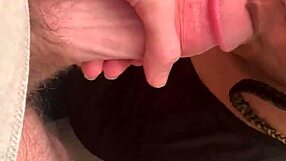 ディープスロートゲーホーが激しいフェラシーンでゲーギングと吸いながら顔射を受ける