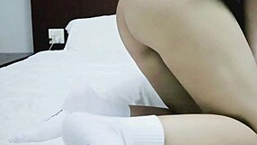 Écolière thaïe 18+ sèche les cours et se fait filmer en motel avec son cul mignon et sa chatte serrée en levrette