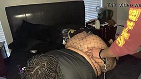 Femme ébène grosse booty infidèle BBW traitée comme poupée à baiser avec grosse bite noire dans sexe brut maison