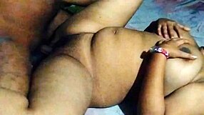 แม่บ้านอินเดียฮีน่าพี่สะใภ้ก้มให้โดนเย็ดก้นสไตล์ด็อกกี้แบบน่าสนใจกับสามีควยใหญ่