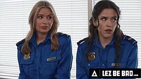 Hej, poglej šefico Casey Calvert, ki disciplinira Victorio Voxxx in Nicole Arijo z intenzivnim analnim pestovanjem in igračami