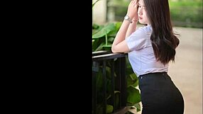 Tajski študentje se potopijo v vročo drkalno tekmovanje z poželjivimi zviji v delu 1