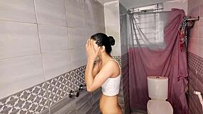 Fille desi Sistya se fait défoncer sa chatte serrée en close-up maison.