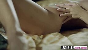 Oh wow, this skinny blonde babe with glasses is such a nerdy femme fatale in that hot clip!