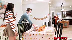 Je me sens si connecté alors que notre famille proche se rassemble pour célébrer autour d'un dîner chaleureux