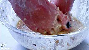 내 지저분한 발바닥 블론드 라티나 이제 핥아 청소해