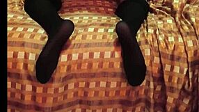 flaquita arrecha se mueve ricoo on the bed with brown eyes