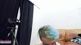 Kamera fanger sexy latina BBW i strandomkledningsrom