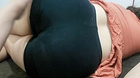 Saya urut kawan baik dalam seluar pendek mini