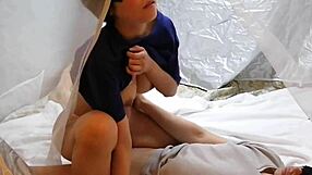 와! 이 귀여운 아마추어 일본 아내가 큰 가슴으로 텐트 안 코스튬 타기 상상해봐?!