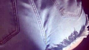 Sıkı kot pantolonunda eğilirken hızlı sikme seansı ve sert tokat