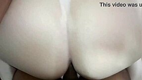 Vzala to do prdele od toho velkého černého kokota, až vyprskl dovnitř sexy Latinky