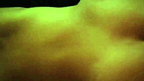 No puedo creer lo intenso que fue follar a mi novia en su habitación mientras sus padres estaban en la sala