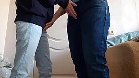 Opettaja ja opiskelija sukeltavat keskinäiseen masturbaatioon ja märkään pilluseksiin tiukoissa farkuissa yliopistossa