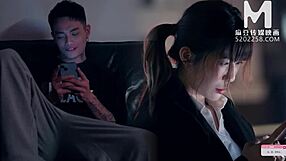 オフィスでモデルメディアアジアのOLが不倫の欲望に負けてラフな前戯とセックス