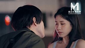 В офиса модел от Азия се поддава на желания за изневяра с груба предигра и секс