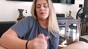 Sabe, mãe divorciada do amigo quer praticar punhetas e mais com você