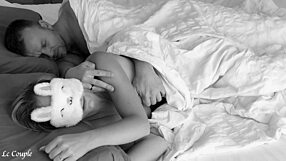 ในห้องนอน สามีปลุกภรรยาสาวบลอนด์ที่ถูกผูกตาโดยใช้นิ้วจนเธอเสร็จ แล้วเขาฉีดน้ำเงี่ยนใส่หน้าเธอขณะที่เธอยังถูกปิดตา