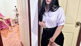 Ujela me pri masturbaciji na njeni kavču kot študenta