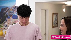 น้องสะใภ้เต้านมใหญ่ธรรมชาติพูดสกปรกกับพี่ชายเรื่องลิ้นหีก่อนแม่งน้ำแตก