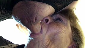 Babička v Wonder Woman cosplay face fucks tu cucající bohyni