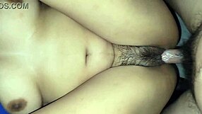 Colombiansk mommy med naturlige pupper og hårete fitte får grov cunilingus av naboen før våt anal knulling