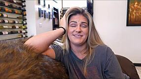 Знаеш ли, разведената майка на приятеля ти казва че иска да практикува ръчни и повече с теб.