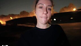 Kurvasta tinejdžerka dobija rizični javni facial cumshot na dnevnom svetlu. Divlja avantura se odvija s intenzivnom akcijom.