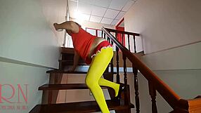 ビキニとパンスト姿のベルマがスクービードゥーで犯罪捜査中にエロく疼く