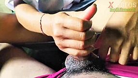 สาวอินโดนีเซียอายุ 18+ สมัครเล่นทำหัตถกรรมใกล้ชิดแบบเร็วๆ พร้อมฉีดน้ำเงี่ยนในฉากบ้านก่อนโรงเรียน