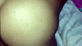 Latina branquinha dá boquete detalhado chupando pau com garganta profunda e movimentos habilidosos de língua