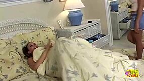 Latina Prinde Prietena Masturbându-Se În Pat Și Se Alătură Cu Acțiune Strap-On 😏🔥