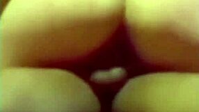 Oh da, această bombă își freacă pizda udă în timp ce călărește pulă mare interrasială