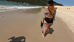 Na opuszczonej plaży orgia, brazylijskie dziwki nachylone i podwójnie penetrowane w dzikiej seksie grupowej