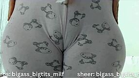 Ze toont haar camel toe terwijl ze chillt in cozy pyjama