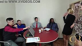 사무실 걸레가 베어백 갱뱅에서 큰 검은 자지로 더블 페네트레이션 받다