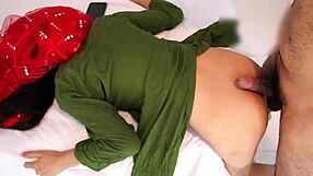 Esposa árabe con culo grande engaña para follar hardcore con polla india enorme en sesión intensa