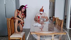 Hej, ta ljubka amaterska latinska služkinja pokaže svoje velike naravne joške za izpolnitev umazane ekshibicionistične fetiša pred moškim, ki skrbi zanjo doma 😏 njene čarobne obline in rjave oči naredijo to tako seksi!