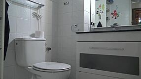 Mama vitregă se bucură să privească fiul vitreg în privat