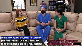 Perverzni podolog raziskuje noge in ščetkanje z Ditria Rose v lateks rokavicah za kulisami